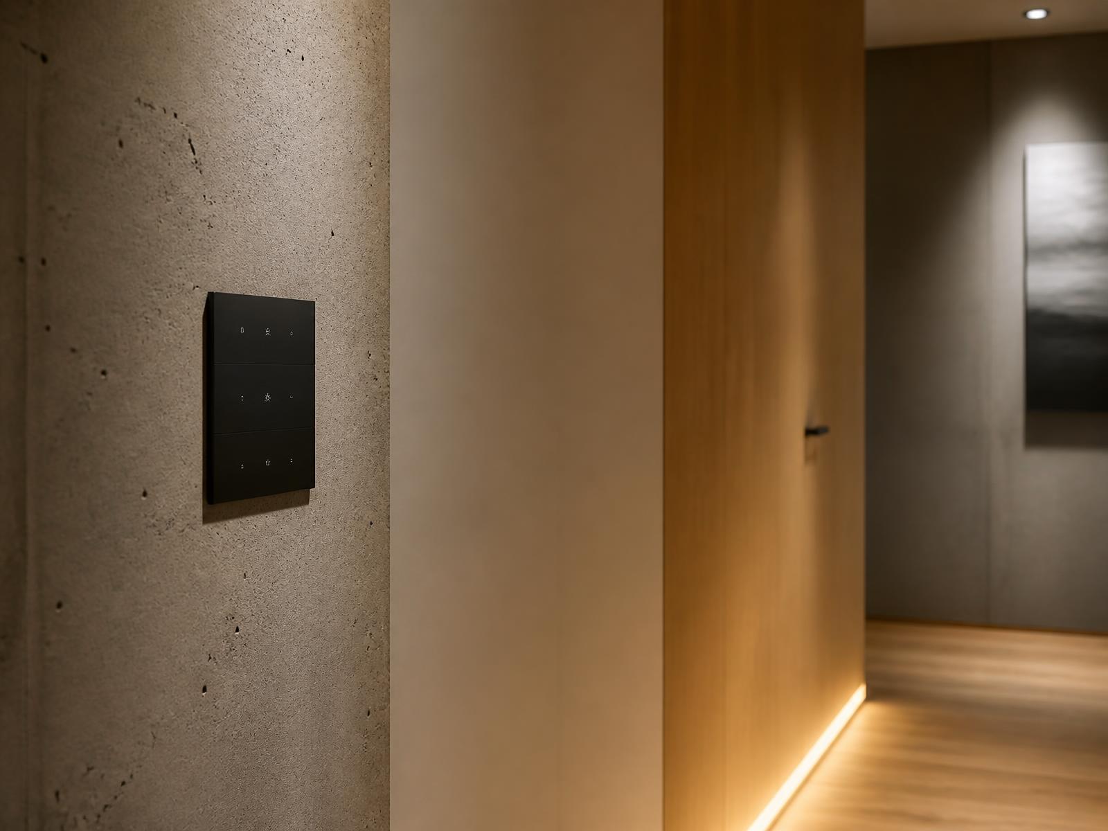 Wandbedienpanel in einem modernen Hausflur